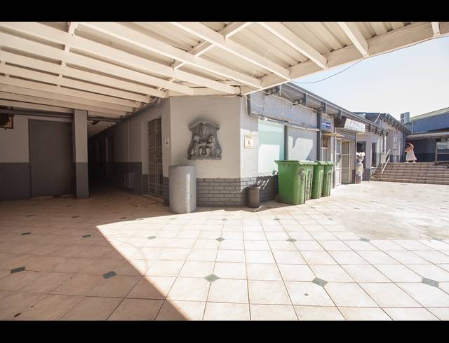 110M² BUSINESS TO LET IN CROFTDENE
